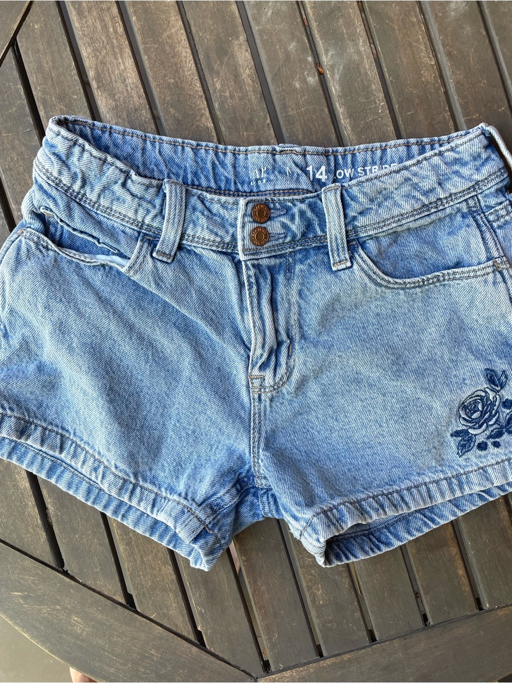 GAP Low stride Shorts with Embroidered Rosette